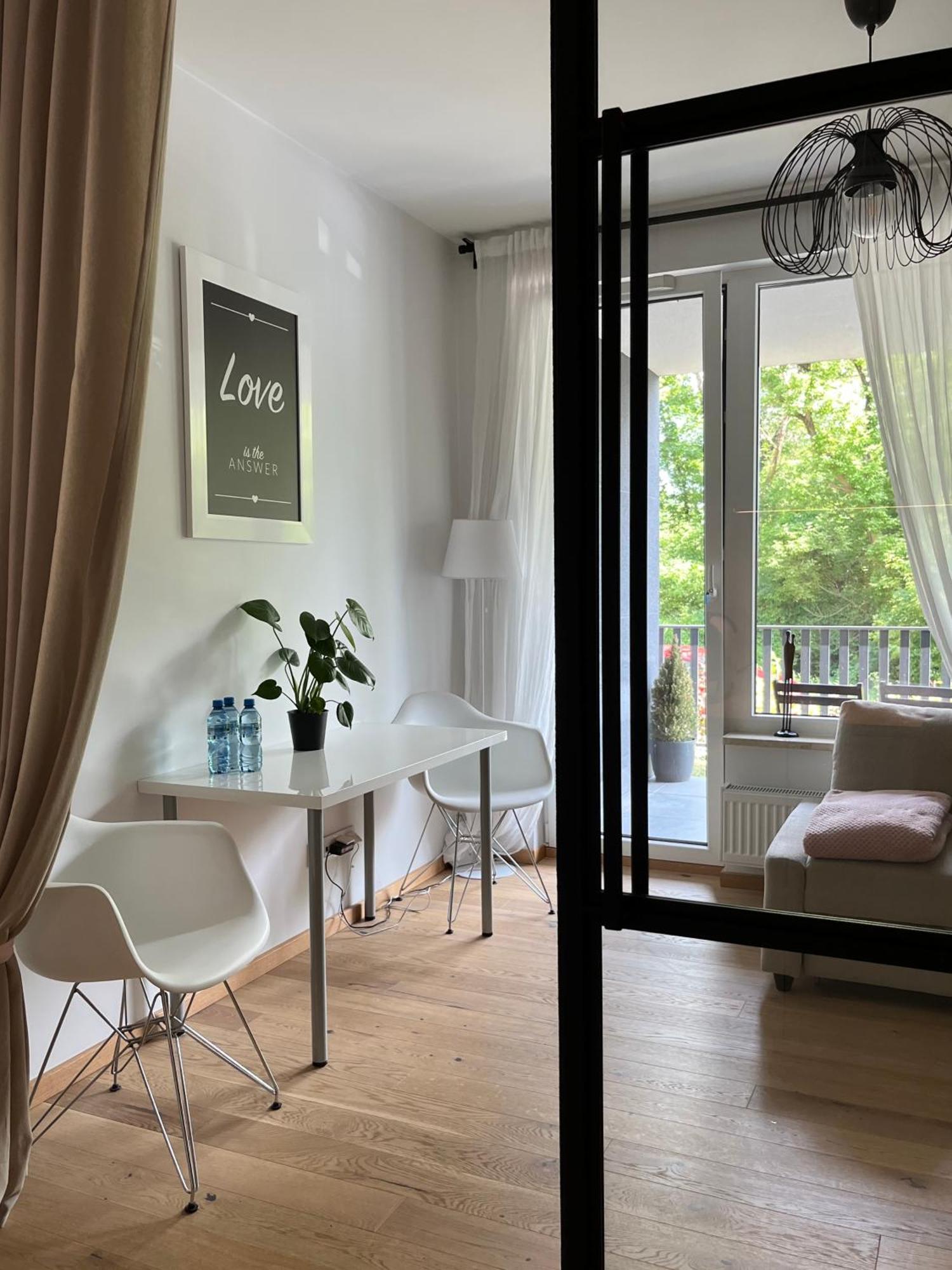 Golden Rose Metro & Park Apartment *